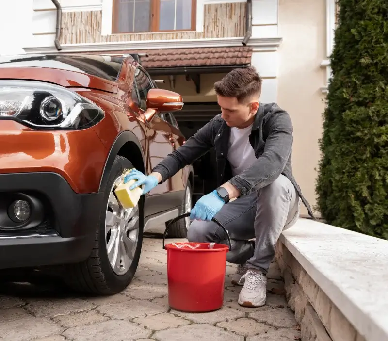 Lavage auto à domicile Saint-Genest-Malifaux : professionnel intervenant sur un véhicule